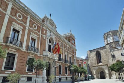 Sede del Arzobispado de Valencia, a la izquierda, junto a la catedral.