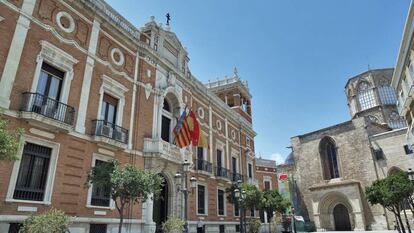 Sede del Arzobispado de Valencia, a la izquierda, junto a la catedral.