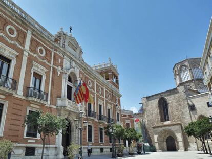 Sede del Arzobispado de Valencia, a la izquierda, junto a la catedral.