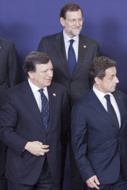 El presidente de la Comisión Europea Jose Manuel Barroso (izquierda), el presidente francés Nicolas Sarkozy (derecha) y el presidente español Mariano Rajoy (centro)