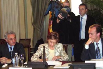 La ministra Espinosa firma conceder 9,5 céntimos por litro de gasolina