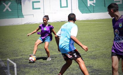 Partido de entrenamiento durante la presentación del club Villas Unidas en el estadio de Excusionistas, en Buenos Aires.