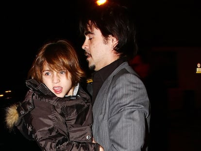 Colin Farrell, en una de las pocas fotografías junto a su hijo James, en la boda de su hermano Eamon Farrell, en diciembre de 2009 en Dublín, Irlanda.