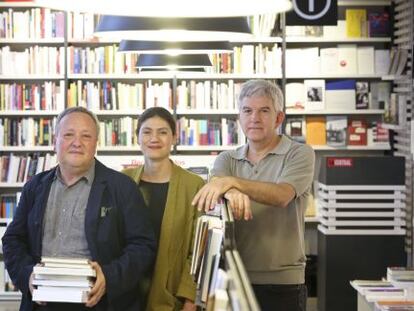 De izquierda a derecha, José Antonio Millán, Pilar Reyes y Antonio Ramírez en la librería La Central de Callao, en Madrid.