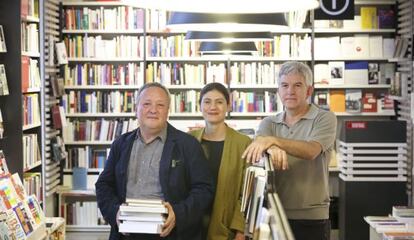 De izquierda a derecha, José Antonio Millán, Pilar Reyes y Antonio Ramírez en la librería La Central de Callao, en Madrid.