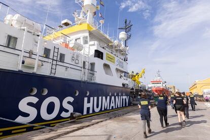 Cooperantes de l'Aurora junto al barco 'Humanity 1', atracado en el puerto de Borriana.