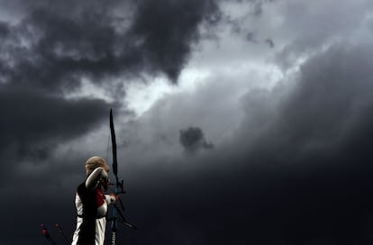 Lisa Unruh de Alemania dispara una flecha durante la prueba de tiro con arco en el Sambódromo de Río de Janeiro.