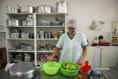 Mulher trabalha na cooperativa do Assentamento 8 de Junho, em Laranjeiras do Sul.