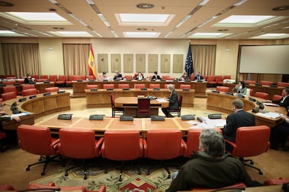 Vista general de la mesa con varios de los asistentes a la Comisión de Presupuestos, este miércoles, en el Congreso de los Diputados.