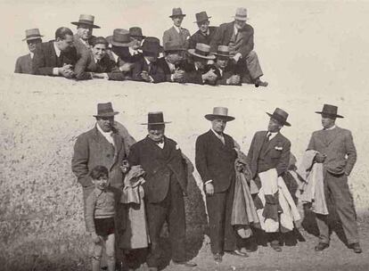 José Ortega y Gasset (en primera fila, en el centro), en la corrida celebrada en Córdoba con motivo del octavo centenario del nacimiento de Maimónides. Junto a él, el torero Machaquito, Pascual Calderón Velís y Rafael Castejón Martínez de Arizala, en la finca La Viñuela, de Antonio Cañero. Primavera de 1932. (Fotografía cedida por la Fundación Ortega y Gasset).