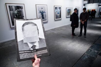 Fotograf&iacute;a de la obra de Santiago Sierra &#039;Prisioneros pol&iacute;ticos de la Espa&ntilde;a contempor&aacute;nea&#039; tras su eliminaci&oacute;n de la feria de arte ARCO.