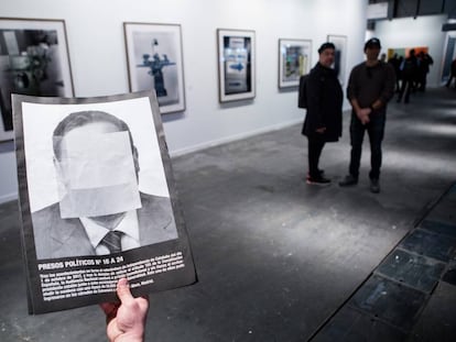 Fotografía de la obra de Santiago Sierra 'Prisioneros políticos de la España contemporánea' tras su eliminación de la feria de arte ARCO.