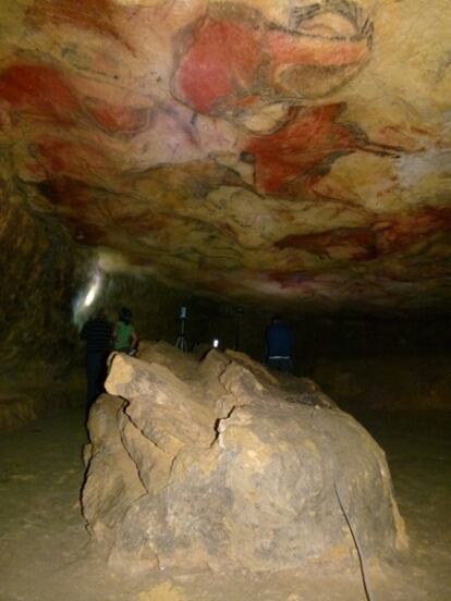 La cueva de Altamira, con las magníficas pinturas en la parte superior, con uno de los instrumentos científicos de control del entorno.