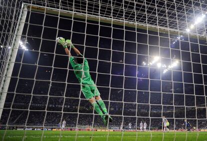 Buffon bloquea un balón durante un partido frente al Inter de Milan en San Siro, el 28 de abril de 2018.