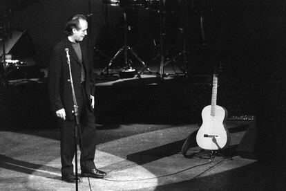 Joan Manuel Serrat observa su guitarra durante el concierto que ofreció en el Auditorio de Barcelona dentro de la gira de su disco <i>Sombras de la China</i>.