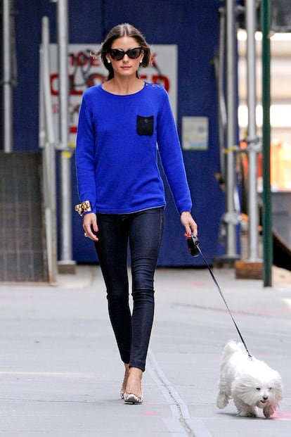 Así de guapa se puede ver a Olivia Palermo por las calles de Upper East Side de Nueva York paseando a su perro.