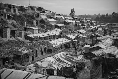 Imagen del campamento de refugiados rohingya Balukhali el 30 de octubre de 2017 cerca de Cox's Bazar, Bangladesh. El Ejército de Salvación Arakan Rohingya (ARSA, según sus siglas en inglés) lanzó incursiones sobre las fuerzas de seguridad birmanas el pasado 25 de agosto, lo que desató amplias operaciones de contrainsurgencia sobre la mayoría musulmana en el norte del estado de Rajine que condujo a la violencia generalizada e incendios y el éxodo a Bangladesh. Los supervivientes narran horrendas acusaciones de aldeas quemadas, mujeres violadas y decenas de muertos en las operaciones del ejército y las multitudes budistas de Myanmar.