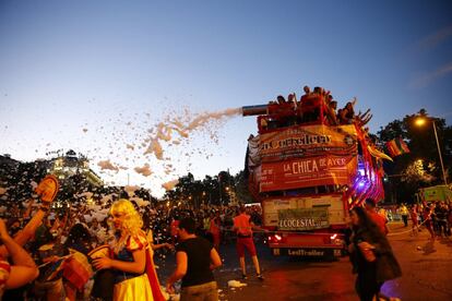 Las carrozas del Desfile del Orgullo Gay 2017, recorren las calles de Madrid en una manifestación para reivindicar la libertad sexual bajo el lema "Por los derechos LGTBI en todo el mundo".