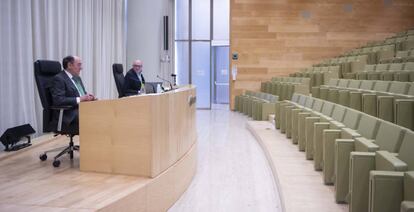 Ignacio Galán, presidente de Iberdrola, y el secretario del consejo, Julián Martínez-Simancas, en la junta telemática celebrada hoy en la sede de la compañia en Bilbao.