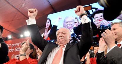 El alcalde de Viena, el socialdemócrata Michael Häupl, celebra la victoria electoral.