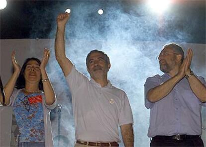 Gaspar Llamazares, Inés Sabanés y Fausto Fernández, en el cierre de la campaña anoche en Madrid.