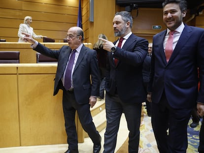 El líder de Vox, Santiago Abascal, en el centro, a su llegada al pleno del Congreso, reunido excepcionalmente en el Senado.