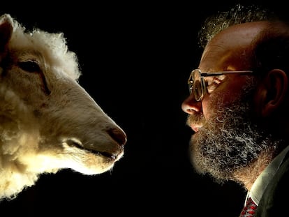 El embriólogo Ian Wilmut, junto al cuerpo disecado de la oveja 'Dolly', expuesto en el Museo Nacional de Escocia, en Edimburgo, el 9 de abril de 2003.