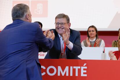 El secretario general de los socialistas valencianos, Ximo Puig, en el comité nacional del PSPV-PSOE en el que anunció en diciembre su renuncia saluda al secretario de Organización del PSOE, Santos Cerdán.