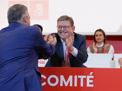 El secretario general de los socialistas valencianos, Ximo Puig, en el comité nacional del PSPV-PSOE en el que anunció en diciembre su renuncia saluda al secretario de Organización del PSOE, Santos Cerdán.