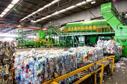 Vista de l'interior de la planta de Triatge Gavà-Viladecans dedicada al tractament d'envasos i plàstics.