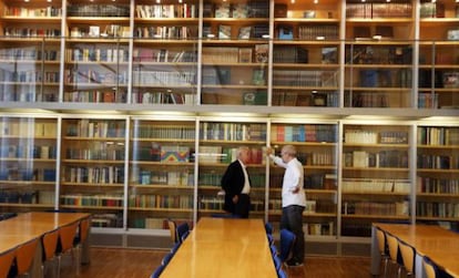 Claudio López de Lamadrid (derecha), director editorial de Literatura Random House, y Eduardo Mendoza, en la biblioteca de Penguin Random House, en Barcelona.