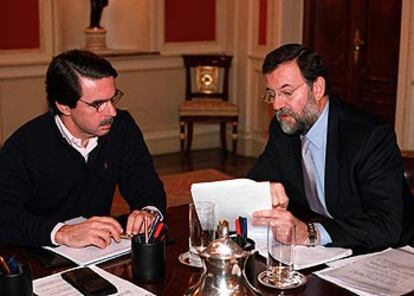 Aznar, cuando era presidente, y Rajoy, en una reunión de trabajo en La Moncloa.