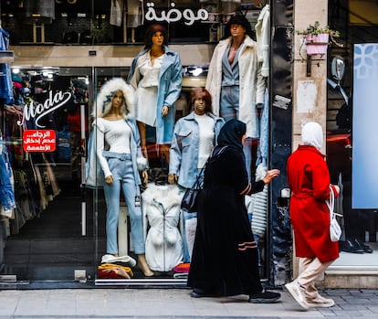 Una tienda de ropa, en el centro de Homs.