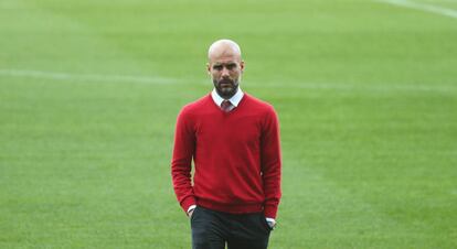 Guardiola, en el c&eacute;sped del Calder&oacute;n.