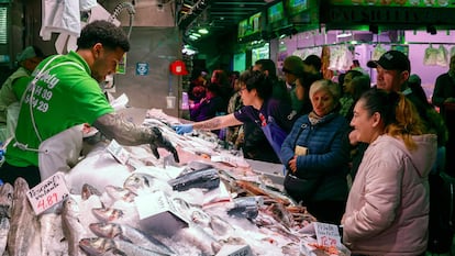 Consumidores ante una pescadería del Mercado de Maravillas de Madrid.
