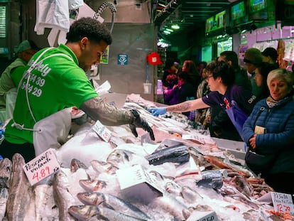 Consumidores ante una pescadería del Mercado de Maravillas de Madrid.