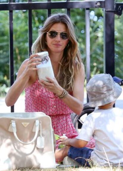 Gisele Bündchen con uno de sus hijos en Boston.