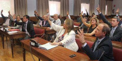 Votación en el Senado sobre la reforma de la Constitución. A la derecha, el portavoz del PP en la Cámara alta, Pío García Escudero.