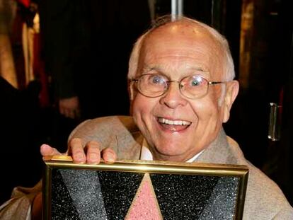 Johnny Grant sonríe al celebrar su 82 cumpleaños en 2005.