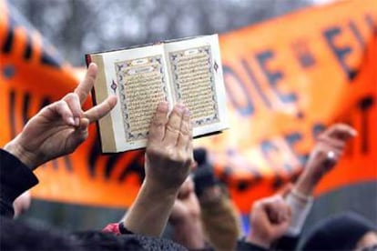 Un manifestante muestra un Corán durante una marcha en Düsseldorf contra las caricaturas de Mahoma.