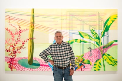 Patricio Cabrera, junto a su obra 'Hipnos en el jardín' (2021), una de las 20 pinturas que se muestran por primera vez en el CAC Malaga.