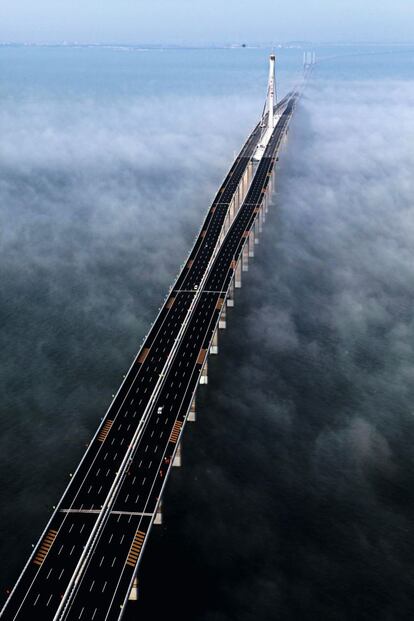Las grandes obras tecnológicas chinas simbolizan la ambición sin límites de la superpotencia. En la imagen, puente de la bahía de Jiaozhou, de 42,4 kilómetros, situado en la provincia de Shandong.