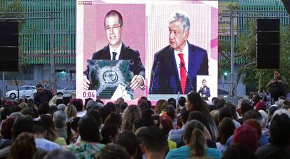 Un grupo de personas sigue el debate de los candidatos presidenciales mexicanos, este domingo en Guadalajara.