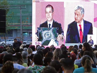 Un grupo de personas sigue el debate de los candidatos presidenciales mexicanos, este domingo en Guadalajara.