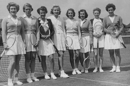 Las tenistas Jean Bostock, Peggy Dawson-Scott, Betty Hilton, Joy Gannon, Kay Stammers, P. J. Halford, Joan Curry y Molly Blair en 1948.