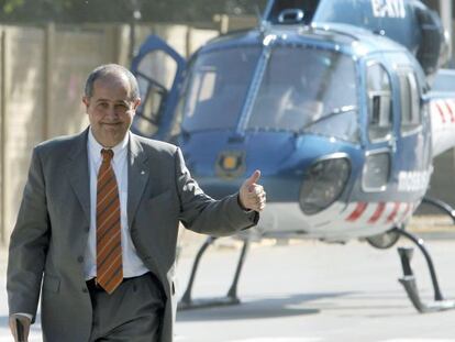 El consejero de Interior de la Generalitat, Felip Puig, llega en helicóptero al Parlament, bloqueado por manifestantes el pasado 15 de junio.