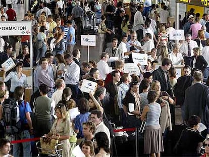 Viajeros de la operación retorno y participantes en el congreso abarrotaron ayer el aeropuerto de El Prat.