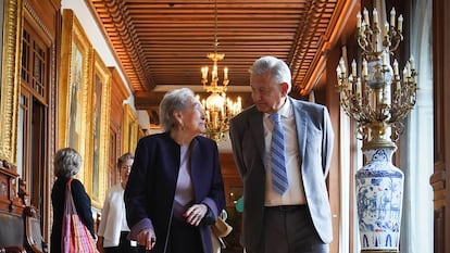 El presidente mexicano, López Obrador, junto a Laura Bosques, hija de Gilberto Bosques, durante la entrega póstuma del reconocimiento de la Unesco al diplomático.