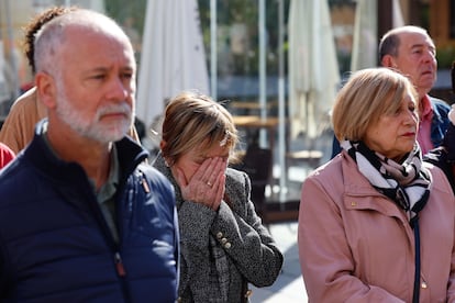 Una mujer llora durante los cinco minutos de silencio en el Ayuntamiento de Móstoles.
