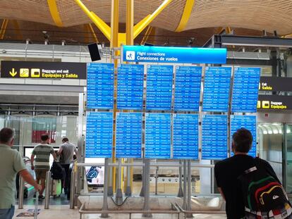 Pasajeros en el aeropuerto Madrid-Barajas Adolfo Suárez.